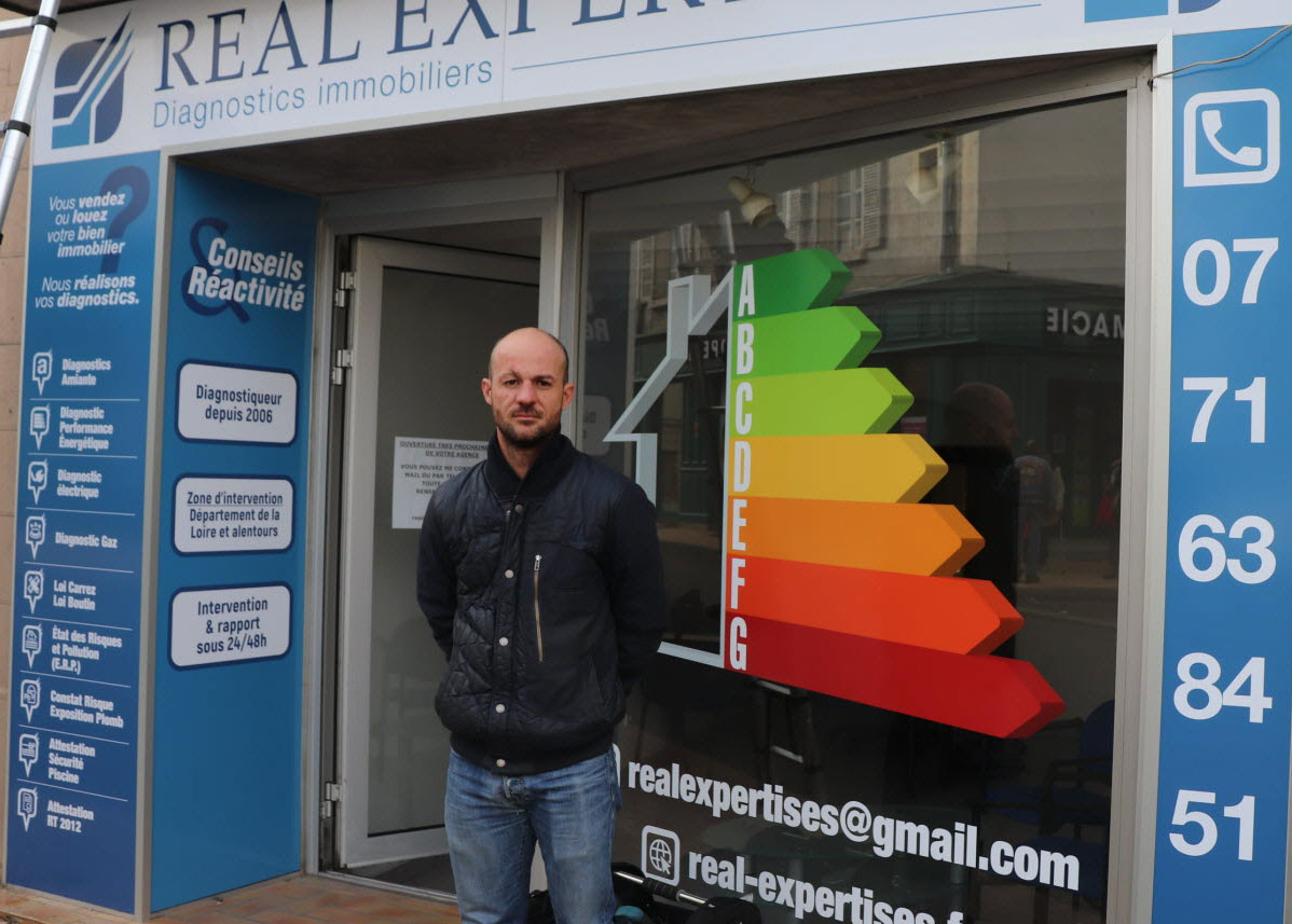 Rémi Alaphilippe devant la vitrine de son bureau REAL EXPERTISES à Boën.